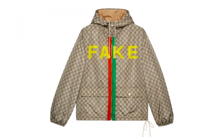 Gucci выпустили сумки и куртки со словом «Подделка»