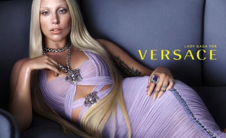 Леди Гага в образе Донателлы для новой коллекции Versace