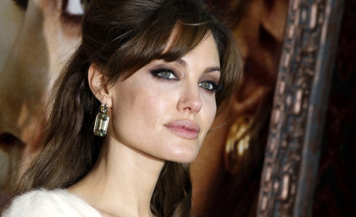Анджелина Джоли продает свою коллекцию украшений