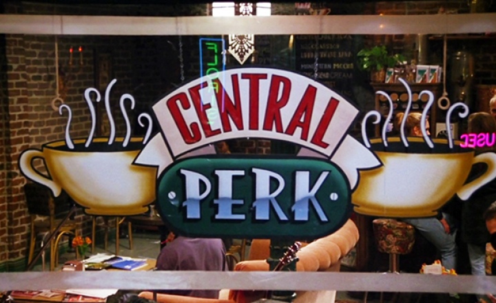 Открывается "Центральная кофейня" из сериала "Друзья"