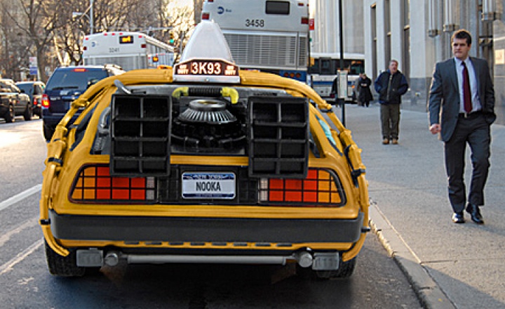 Машина из фильма "Назад в будущее" сыграет роль такси