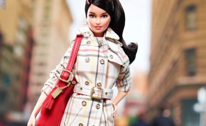 Barbie пополнила гардероб дизайнерскими вещами