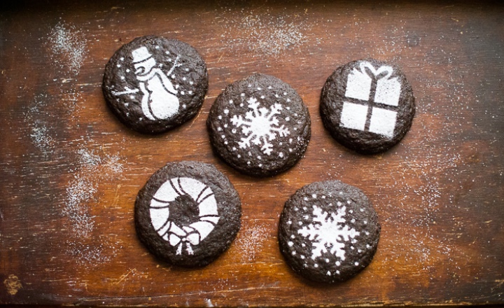 Праздничное печенье с какао, имбирем и корицей