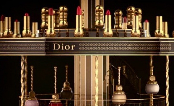 Dior запускает рождественскую карусель
