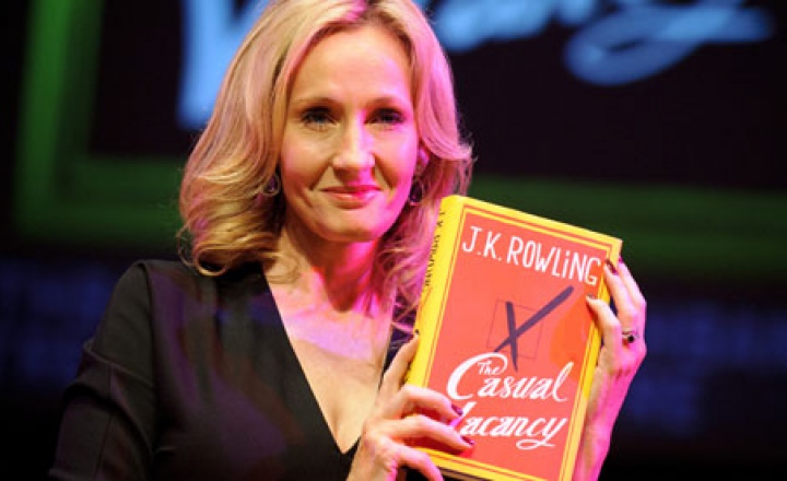 Взрослая книга Джоан Роулинг становится новым бестселлером