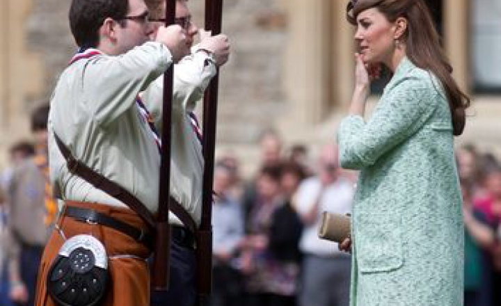 Беременная герцогиня носит каблуки и встречается со скаутами