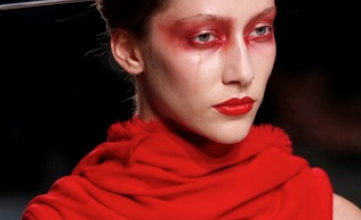 Тревожный красный: Gareth Pugh на парижской Неделе моды