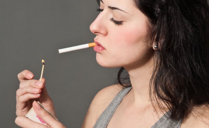 Курящих женщин становится больше мужчин