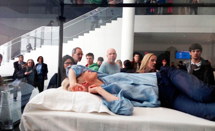 Под стеклом: настоящая Тильда Суинтон спит в музее