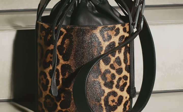 Лаконичный леопард: капсульная коллекция аксессуаров Victoria Beckham
