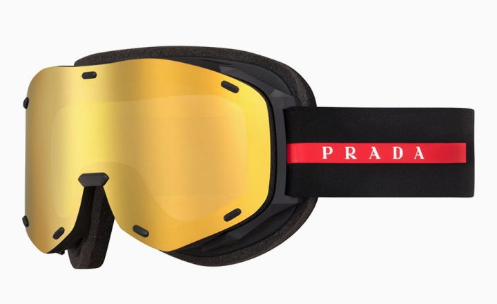 Prada представила зеркальные лыжные маски Linea Rossa
