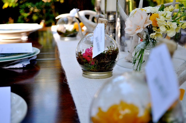 Пример того, как выглядит декоративный террариум на праздничном столе, в данном случае на стилизованной свадебной вечеринке.