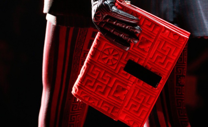 Греческий меандр и хэштег: новые сумки Versace