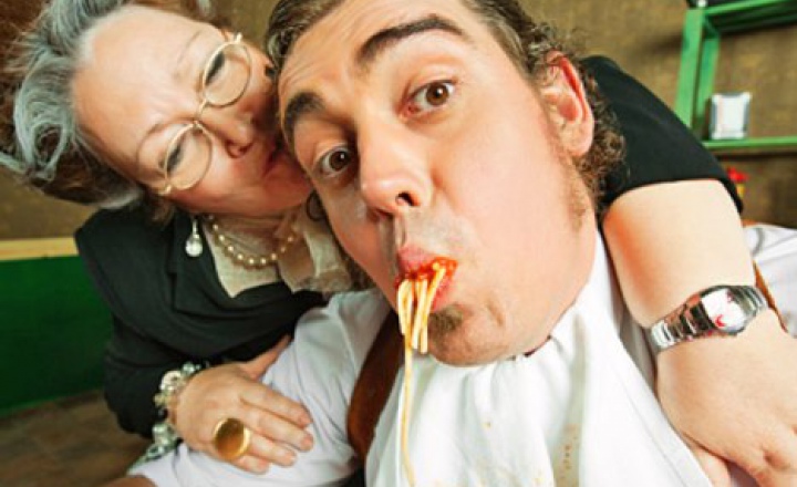 Вдруг из маминой из спальни...