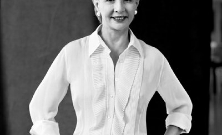 Каролина Эррера рекомендует носить белые рубашки