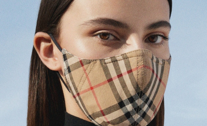 Burberry выпустили защитные маски в свою фирменную клетку