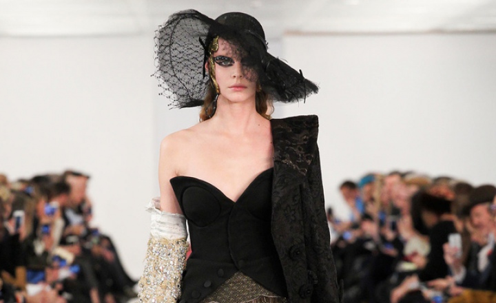 Первая коллекция Джона Гальяно для потерявшего часть имени дома Maison Martin Margiela 