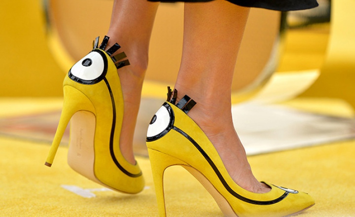 Сандра Баллок продала на аукционе туфли с миньонами на $42450