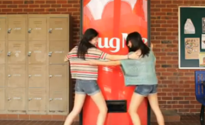 Банка колы за free hugs