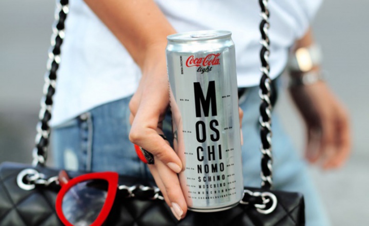 Итальянская Coca-Cola облачилась в Moschino