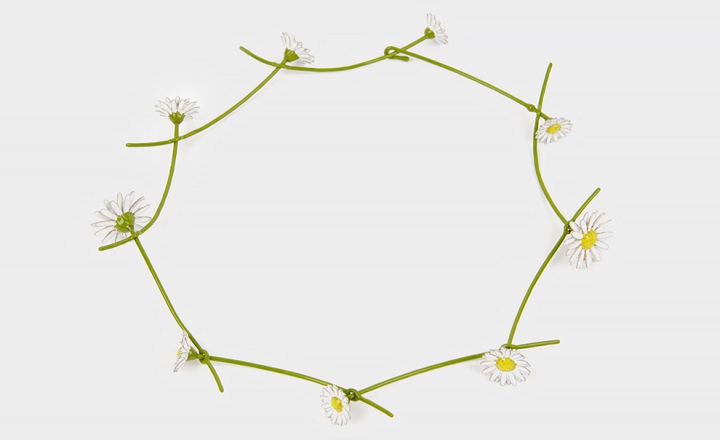 Хрупкие ромашки в новой коллекции бижутерии Maison Martin Margiela 