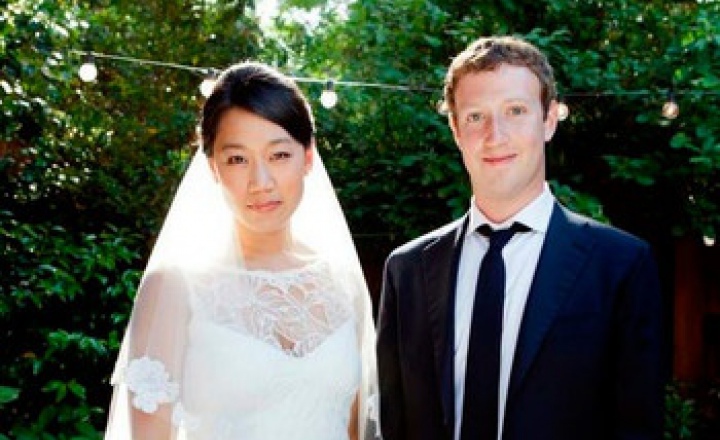 Основатель Facebook Марк Цукерберг сменил свой статус на "женат"