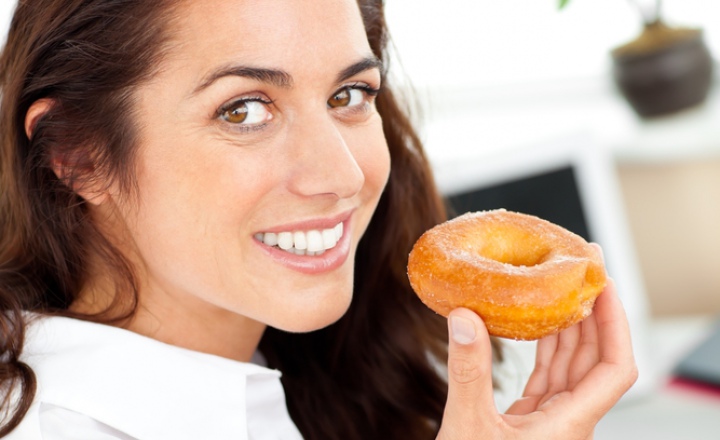 Дни рождения коллег и скука на работе приводят к серьезному ожирению