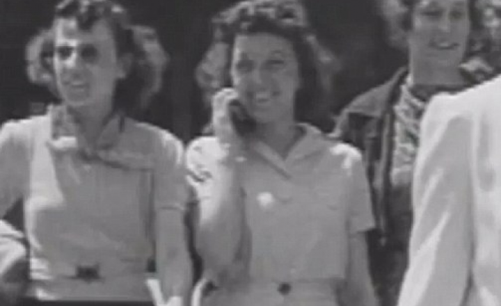 Незнакомка из 30-х говорит по мобильнику?