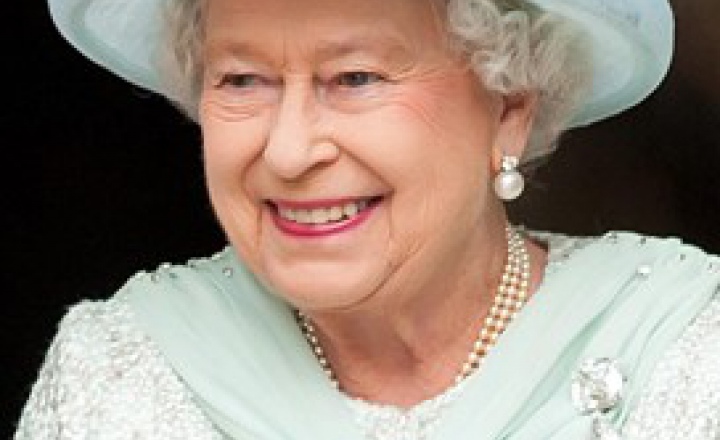 Платье королевы Елизаветы II продано на торгах