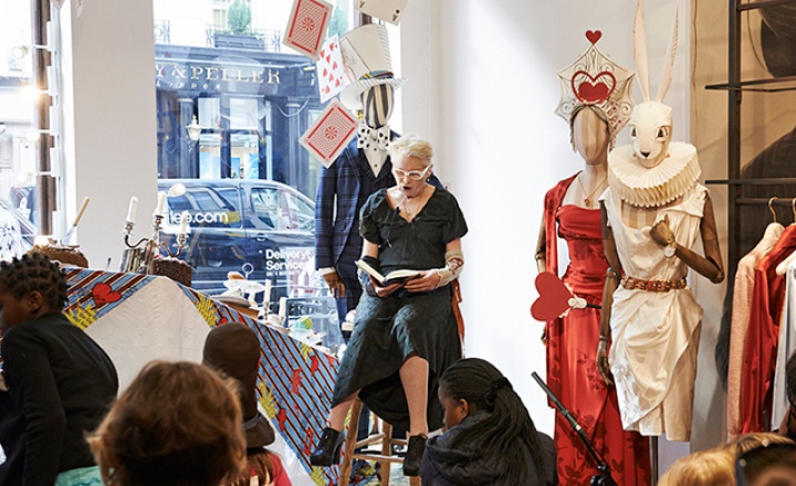 Вивьен Вествуд оформила обложку «Алисы в стране чудес» к 150-летию сказки