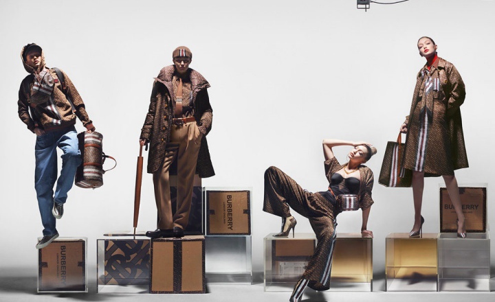 Burberry выпустили коллекцию с монограммами основателя бренда